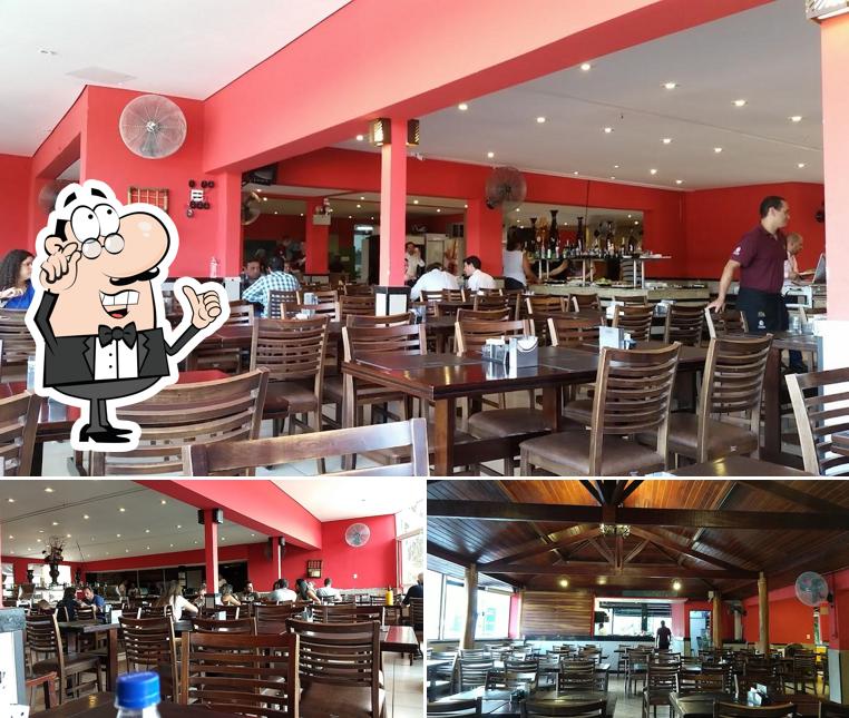 Sente em uma das mesas no Reis Restaurante