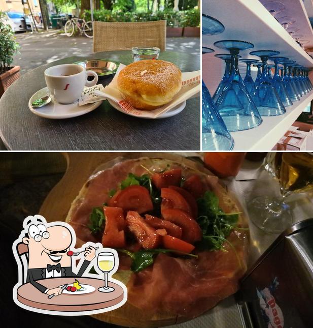 Tra le varie cose da Carletto Cafe Gelateria And Food si possono trovare la cibo e vino