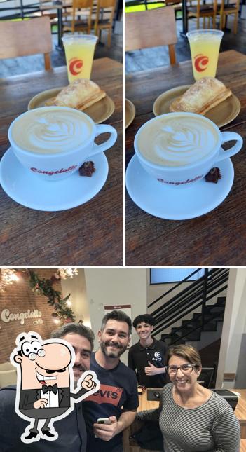 Sente em uma das mesas no Congelatto Caffè Tremembé