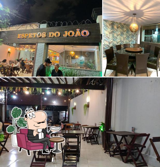 Sente em uma das mesas no Espetos Do João - Unidade Imperial