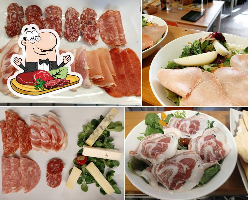 Curiosa tra l'ampia selezione di pasti a base di carne