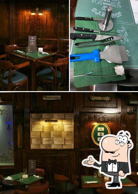 Siediti a un tavolo di Johnny's Irish Pub
