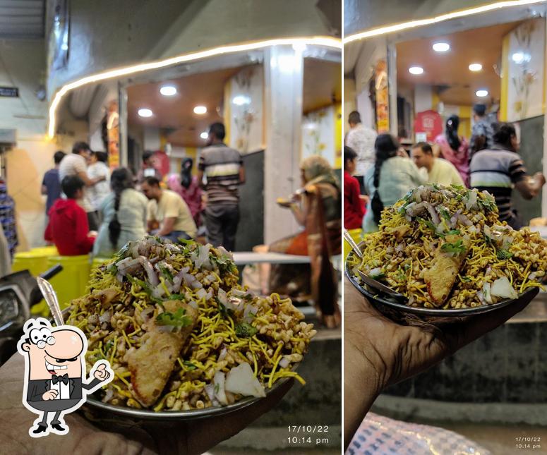 The interior of Appa Bhel Wale ( Bhole Shankar Bhelpuri Chat Bhandar)
