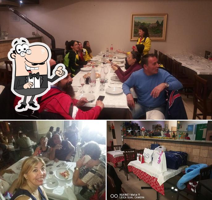 La interni e tavolo da pranzo del ristorante