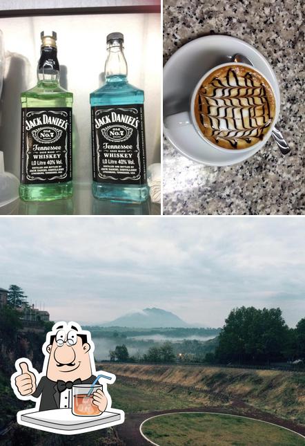 Dai un’occhiata alla foto che raffigura la bevanda e esterno di Cafe 23