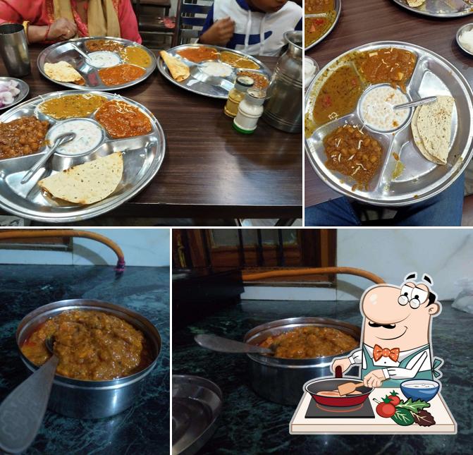 Chicken curry at Munna Hotel Damoh Naka