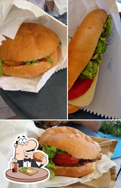 Ordina un hamburger a Arguola Fast Food