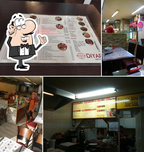 Installez-vous à l'une des tables de Diyar Kebab