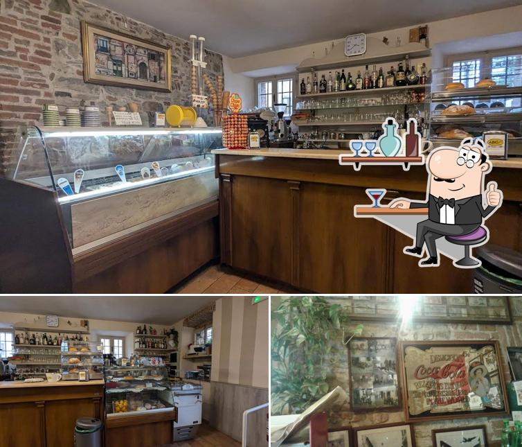 La immagine di interni e cibo da 111 Bar degli Aperitivi