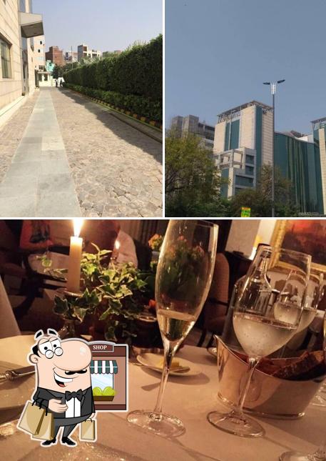 The image of The Epicure - Fraser Suites’s exterior and dining table
