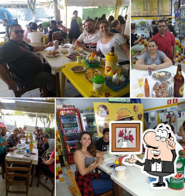 Sente em uma das mesas no Restaurante e Lanchonete Paraiba