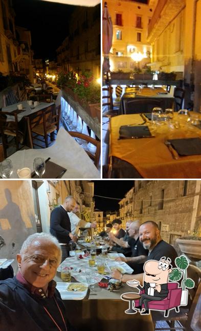 Dai un'occhiata agli interni di Trattoria Da Capone