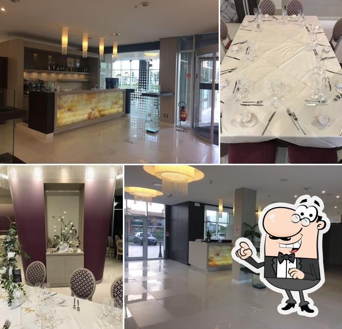Siediti a un tavolo di Hotel RosaHotel