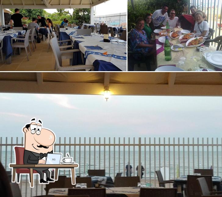 Siediti a un tavolo di Umbramare Bar Ristorante Pizzeria