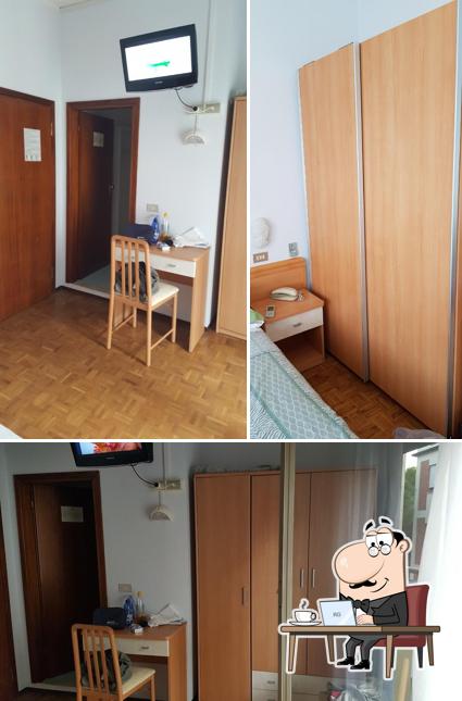 Siediti a un tavolo di Hotel Consul