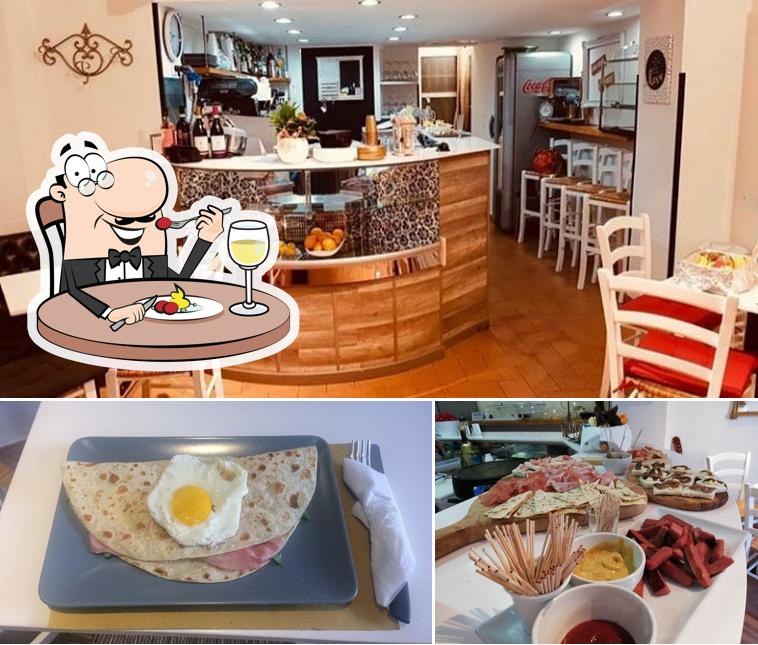 Caffetteria M'ama non M'ama si caratterizza per la cibo e tavolo da pranzo