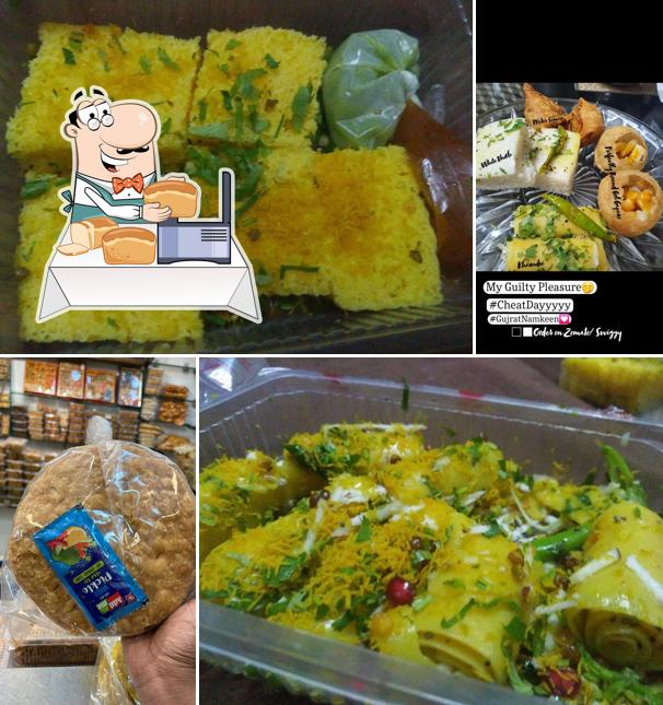 Garlic bread at Gujrat Namkeen