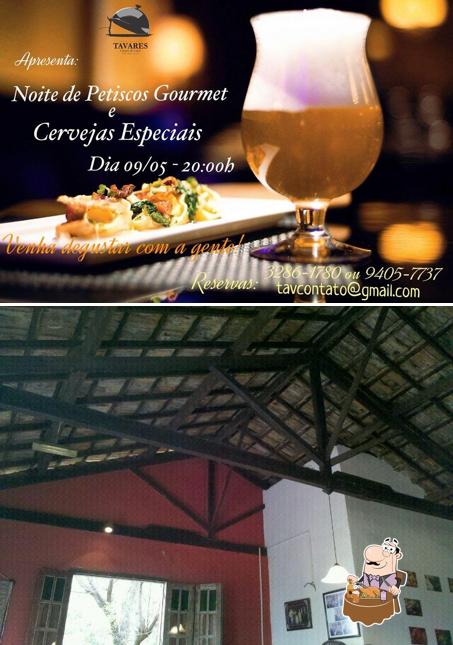 Desfute um copo de cerveja leve ou escura