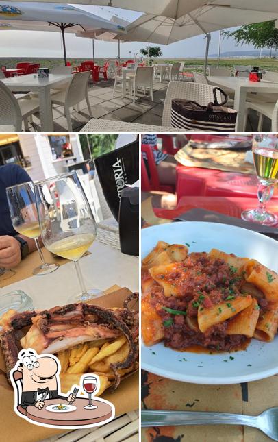 Questa è la foto che presenta la cibo e interni di frontemare beach