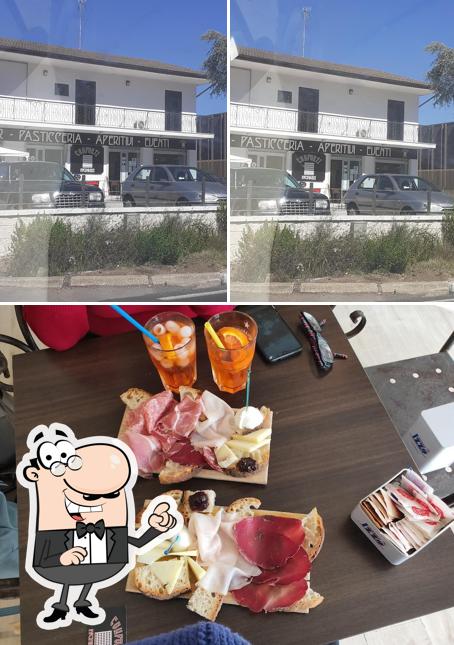 Tra le varie cose da Bar Pasticceria Conforti si possono trovare la esterno e interni