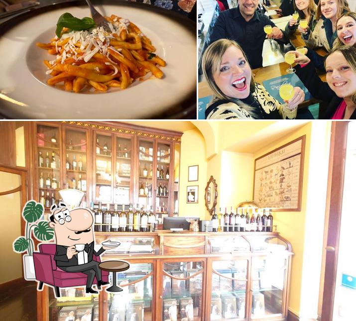 Questa è la foto che presenta la interni e cibo di il Pacchero - pizza e cucina