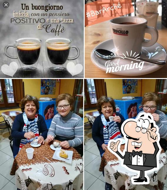 Questa è la immagine che presenta la interni e bevanda di Arché