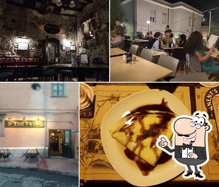 Dai un'occhiata agli interni di Twin Pub