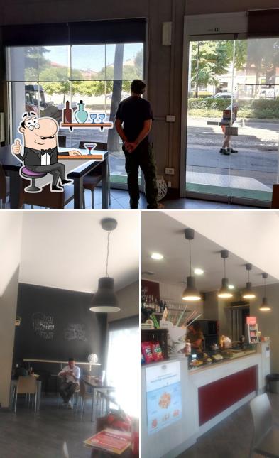 La foto di interni e tavolo da pranzo da CoffeeLab