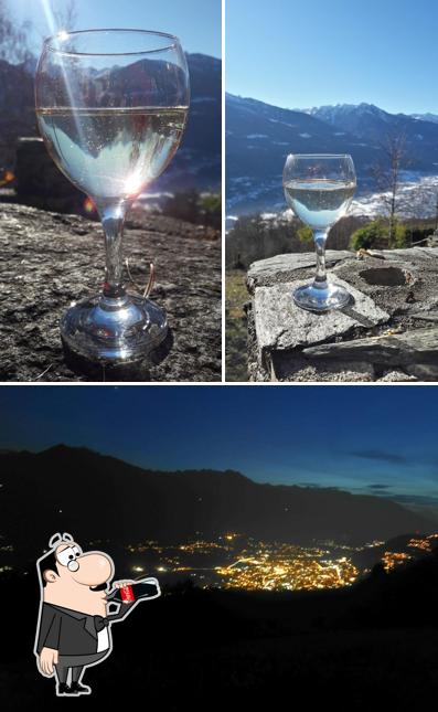 Guarda la foto che presenta la bevanda e esterno di Agriturismo Quelcheghè