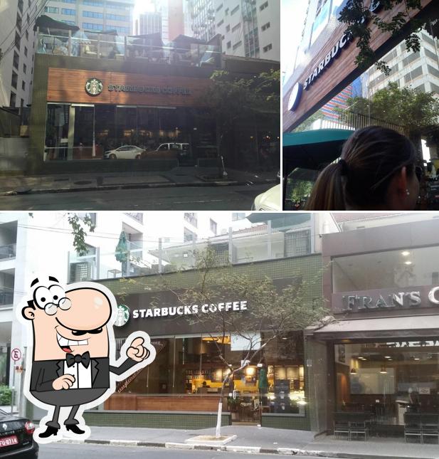 Desfrute da vista da área externa do Starbucks