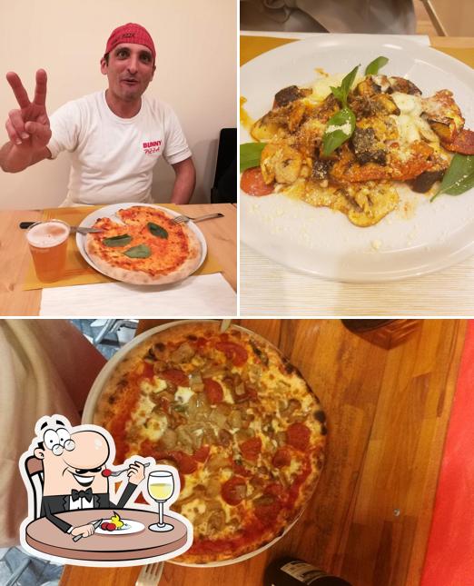 La cibo e tavolo da pranzo del ristorante