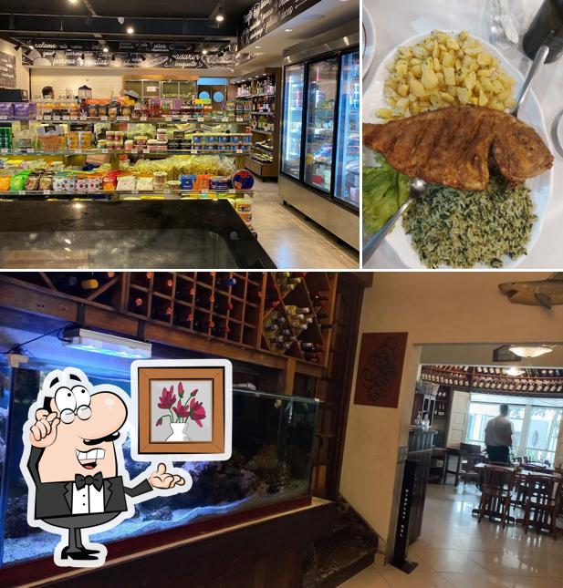 Sente em uma das mesas no O Peixe Vivo