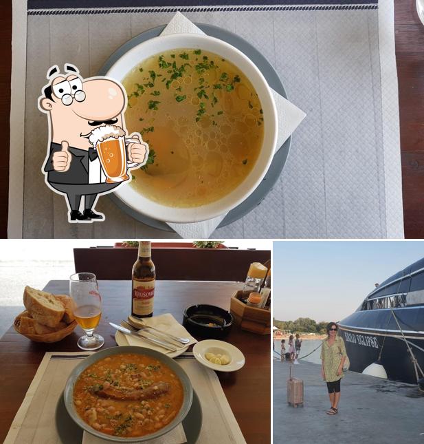 Puoi ordinare un rinfrescante bicchiere di birra chiara o scura