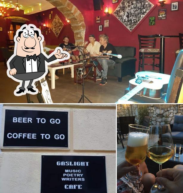 Gli interni di Gaslight Cafe