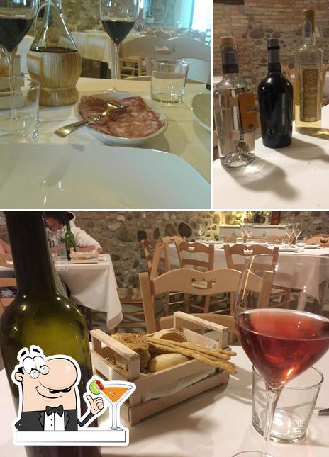 La immagine della bevanda e tavolo da pranzo di Agriturismo Bassanel