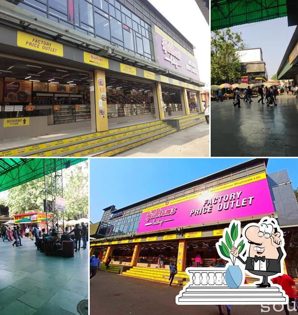 The exterior of Haldiram's Prabhuji Factory Outlet