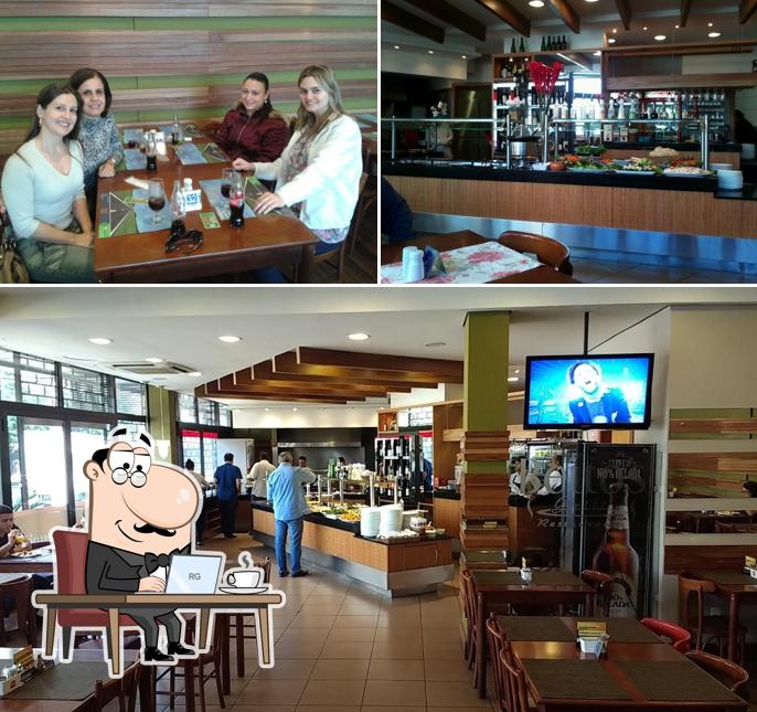 Sente em uma das mesas no Betto's Grill