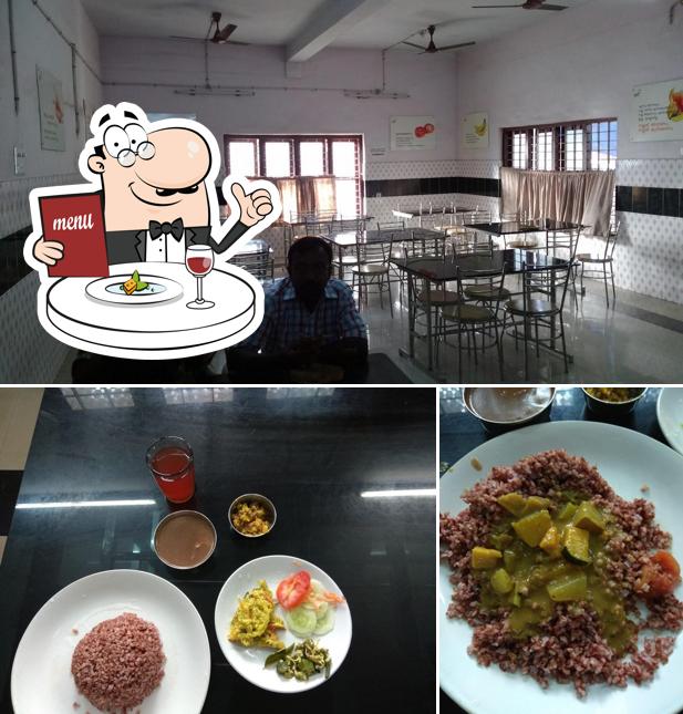 The photo of Ootupura Aruvi Prakruthi Hotel’s food and interior