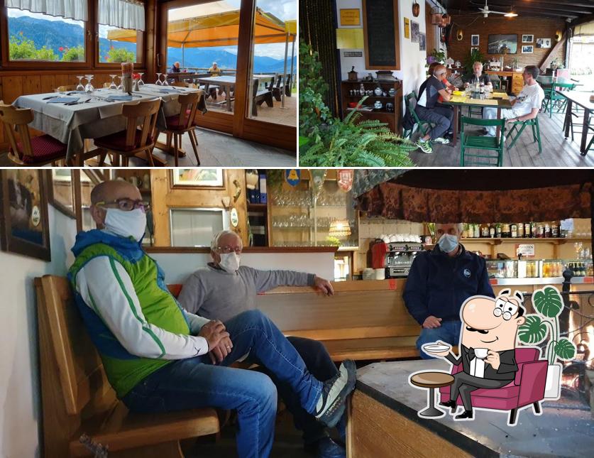 Dai un'occhiata agli interni di Osteria "Al Camoscio"