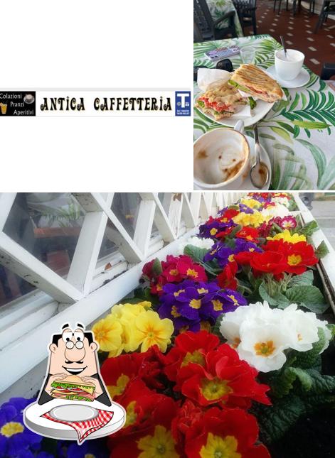 Club sandwich al Antica Caffetteria, colazioni, pranzi, aperitivi
