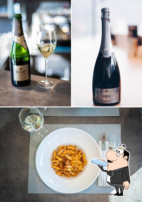 La foto di bevanda e cibo da HOP’s - Food Drink Shop