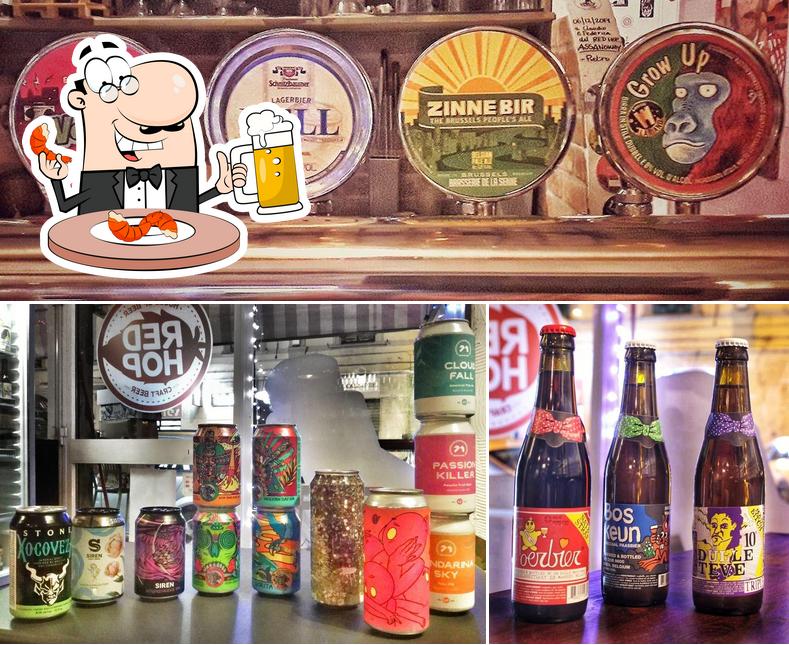 Puoi ordinare un rinfrescante bicchiere di birra chiara o scura