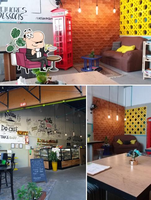 Sente em uma das mesas no Pastri Café & Confeitaria