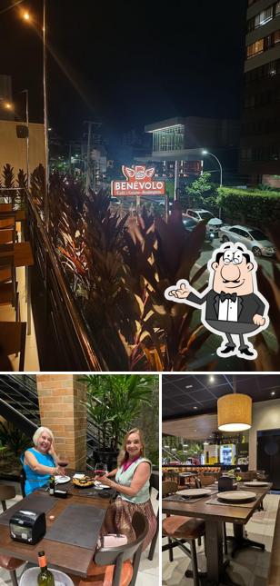 Sente em uma das mesas no Divina Picanha Meireles