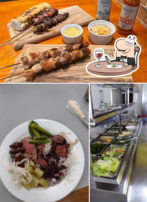 Entre diferentes coisas, comida e bebida podem ser encontrados no O Rei do Galeto