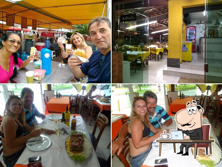 Sente em uma das mesas no Nova Marechal