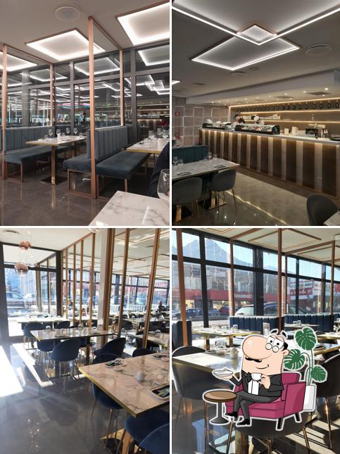 Siediti a un tavolo di Mon Sushi