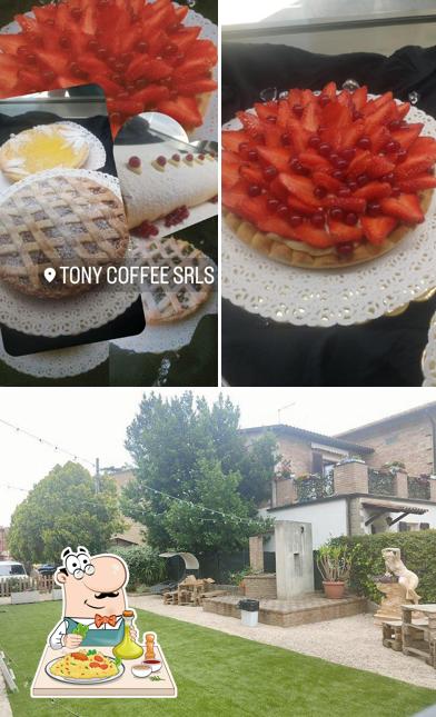 Guarda la foto che raffigura la cibo e esterno di Bar Tony Coffee