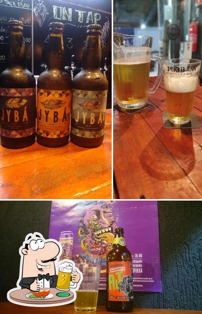 Desfute um copo de cerveja leve ou escura