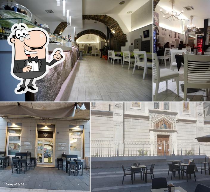 Siediti a un tavolo di White Cafè